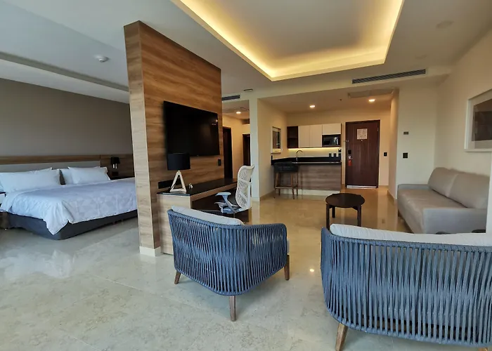 Holiday Inn&Suites - Puerto Vallarta Marina&Golf, an IHG Hotel